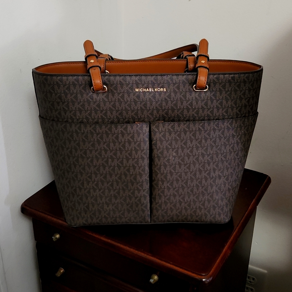 A ONCE IN A LIFETIME DEAL! MK PURSE!